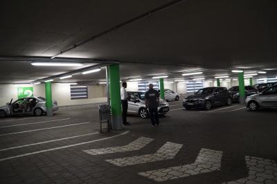 Fahrer verwechselt Gas und Bremse, faehrt gegen Wand und demoliert mehrere Autos im Sindelfinger Stern-Center Parkhaus